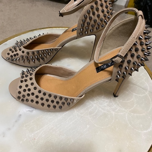 Sz 11 Taupe Studded Pumps - Picture 15 of 16